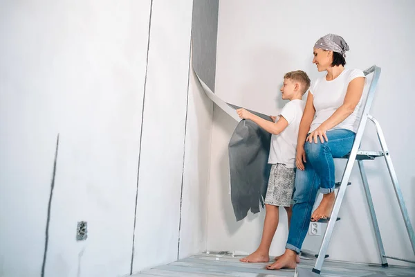 Anne Oğul Duvardan Duvar Kağıtlarını Çıkarın Yenileme Için Oda Hazırlayın — Stok fotoğraf