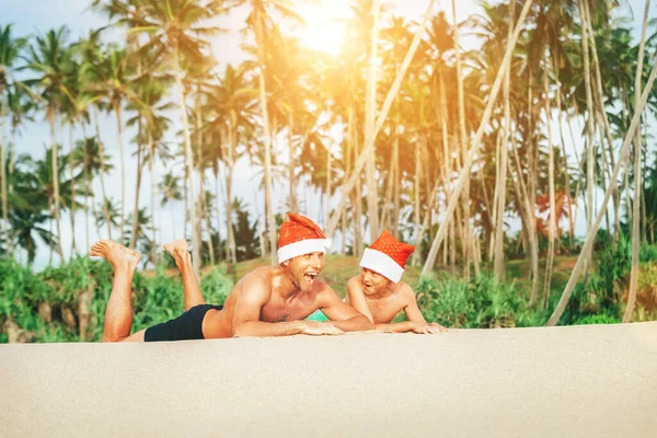 Crazy Gelukkig Vader Zoon Liggen Tropische Zandstrand Sants Hoeden — Stockfoto