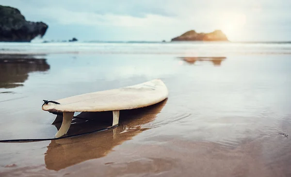 無人の海のビーチでサーフィンするためのボード — ストック写真