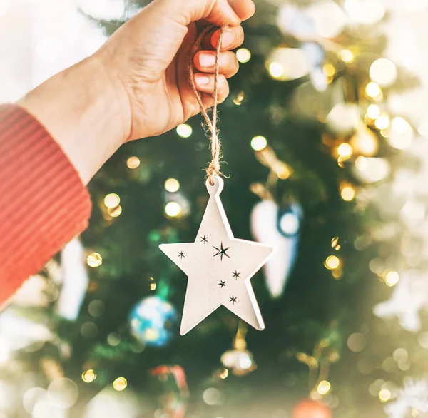 Närbild Bild Kvinnlig Hand Hängande Jul Trä Stjärna Dekoration Gran — Stockfoto