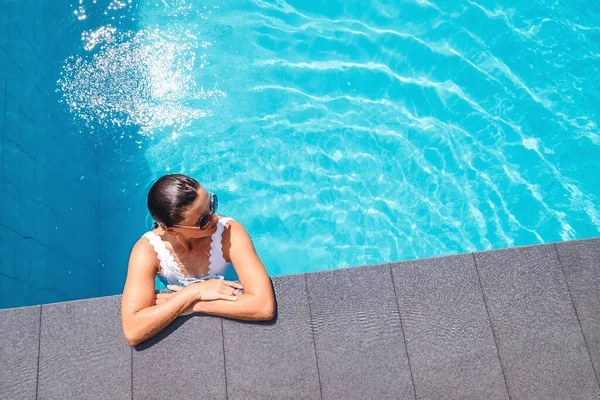 Woman Relax Swimming Pool — Stock Photo, Image