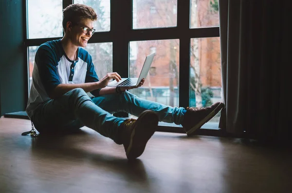 Kerel Met Laptop Zit Thuis Vloer — Stockfoto