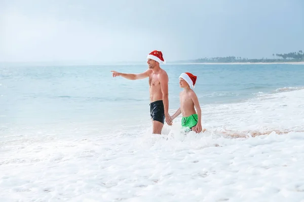 Baba Oğlu Okyanus Sahilinde Eğleniyor Büyük Dalgalar Bekliyor Noel Tatili — Stok fotoğraf