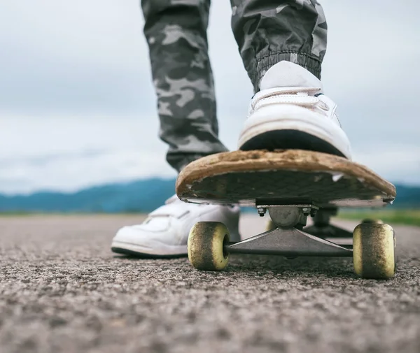 Garçon Jambes Blanc Chaussures Sur Skateboard Close Image — Photo