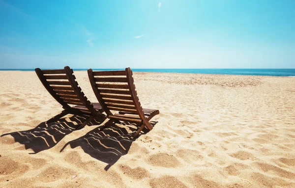 Duas Cadeiras Praia Praia Oceano Vazio Sob Sol Brilhante — Fotografia de Stock