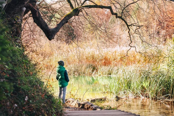 Garçon Rester Sous Grand Arbre Près Étang Dans Parc Automne — Photo