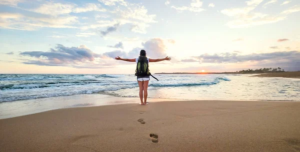 Kobieta Backpacker Wita Zachód Słońca Wybrzeżu Oceanu — Zdjęcie stockowe