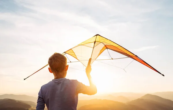 Jongen Voor Bereiden Beginnen Vliegen Een Vlieger Zonsondergang Berg Heuvels — Stockfoto