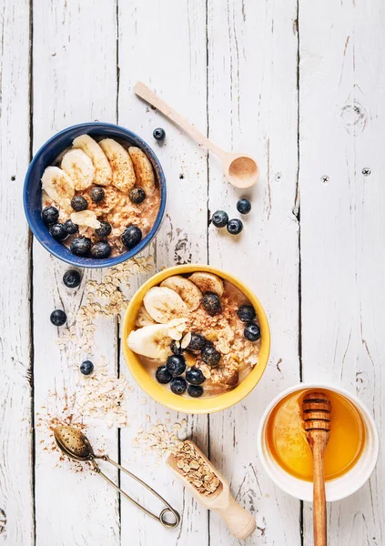 Haferbrei Mit Banane Und Blaubeeren Gesunde Mahlzeit Morgen — Stockfoto