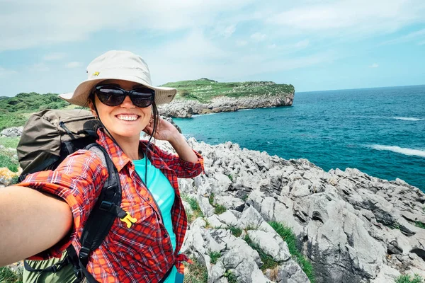 Mulher Feliz Viajante Mochileiro Tirar Uma Foto Selfie Costa Oceano — Fotografia de Stock