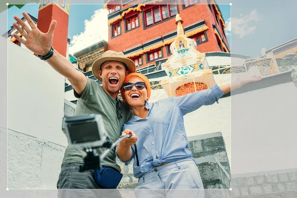 Gelukkig Paar Nemen Een Zelf Foto Tibetiaanse Gezicht Achtergrond — Stockfoto