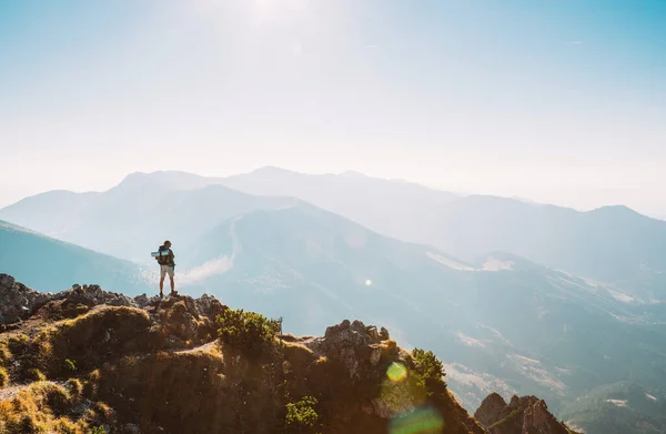 Bergwanderer Mit Rucksack Winzige Figur Bleibt Auf Berggipfel Mit Schönem — Stockfoto