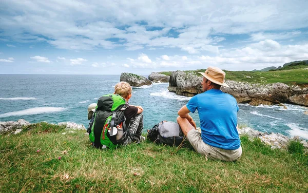 Πατέρας Και Γιος Backpackers Ξεκουραστούν Στη Βραχώδη Πλευρά Της Θάλασσας — Φωτογραφία Αρχείου