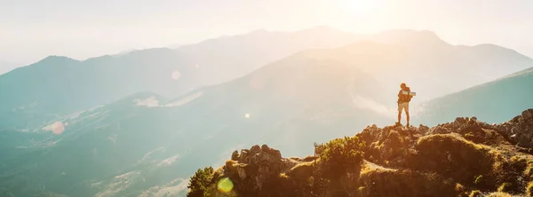 美しいパノラマと山のピーク時に小さなフィギュアパック付きマウンテンハイカー滞在 — ストック写真