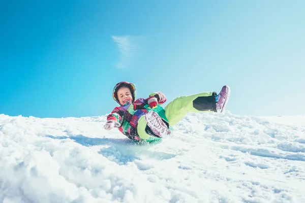Счастливая Маленькая Девочка Сползает Снежного Склона Наслаждаясь Зимними Санями — стоковое фото