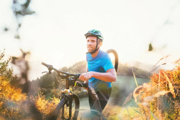 Участник Соревнований Велосипедному Кроссу Man Mountain Biker Carrying His Bike — стоковое фото
