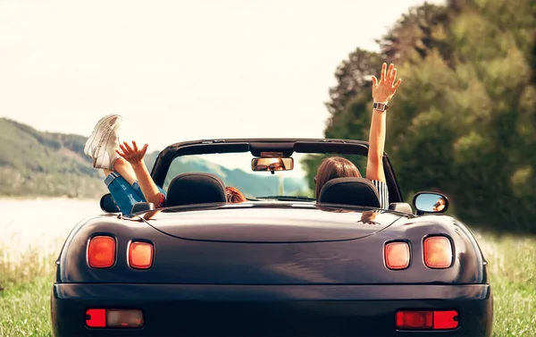 Due Ragazze Viaggiatori Siedono Auto Cabriolet Godono Con Una Bella — Foto Stock