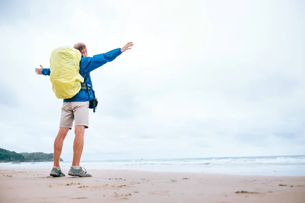 Backpacker Cestovatel Vychutnat Energií Oceánu Prázdné Pláži Deštivém Dni — Stock fotografie