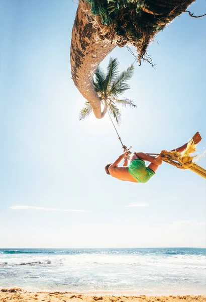 Kleiner Junge Baumelt Auf Tropischer Schaukel Auf Der Palme — Stockfoto