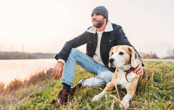 Uomo Con Cane Beagle Seduto Insieme Vicino Lago — Foto Stock