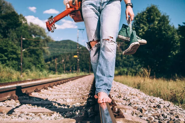 Junger Mann Mit Gitarre Läuft Auf Eisenbahnstraße Beine Nahaufnahme — Stockfoto