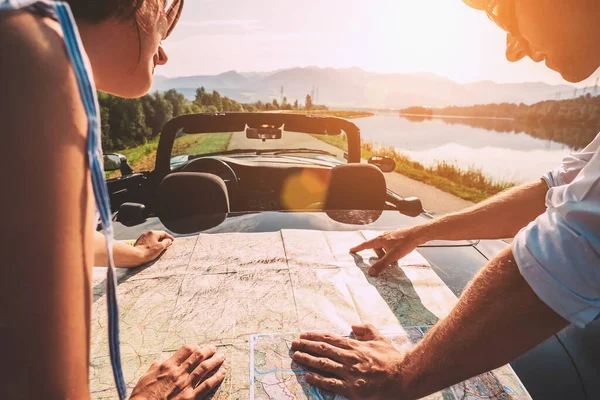 Paar Auto Reizigers Plannen Hun Route — Stockfoto