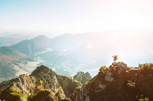 Turysta Górski Plecakiem Figurka Stoi Hiest Szczyt Góry Piękną Panoramą — Zdjęcie stockowe