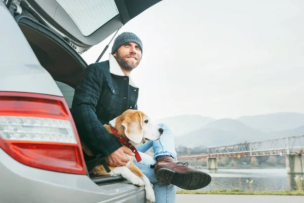 Mannen Med Beagle Dog Sitter Tillsammans Bagageluckan Sen Höst Resa — Stockfoto