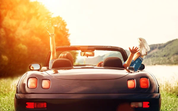 Due Ragazze Viaggiatori Siedono Auto Cabriolet Godono Con Una Bella — Foto Stock
