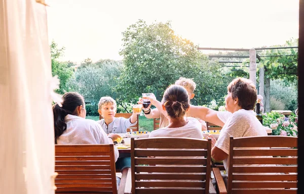 大家庭有一个晚餐 夏天的傍晚 在花园里 — 图库照片