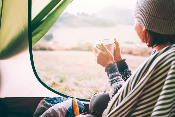 Felice Femmina Con Tazza Caldo Siede Tenda Campeggio Affaccia Gode — Foto Stock