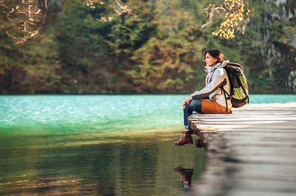 Woman Traveler Sits Wood Bridge Looks Calm Mountain Lake Sunny — Stock Photo, Image