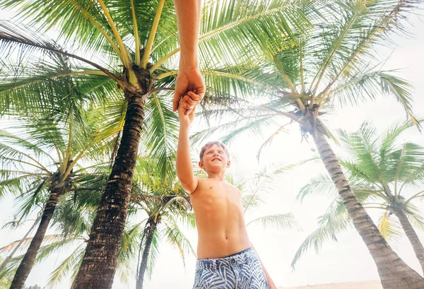 Mutlu Gülümseyen Çocuk Babasını Palmiye Ağaçlarının Altına Götür — Stok fotoğraf