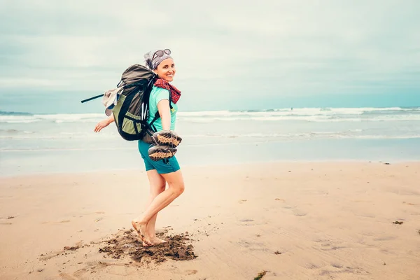 Ragazza Felice Viaggiatore Zaino Spalla Corre Piedi Nudi Sulla Spiaggia — Foto Stock