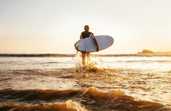 Surfista Corre Com Prancha Direção Oceano Ondas Hora Pôr Sol — Fotografia de Stock