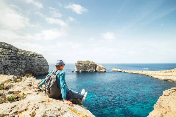 Kustvandrare Koppla Steniga Havet — Stockfoto