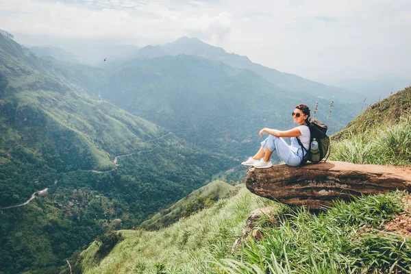 在斯里兰卡Ella的山上 女游客欣赏美丽的风景 — 图库照片