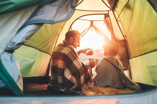 Vater Und Sohn Trinken Gemeinsam Heißen Tee Zeltlager — Stockfoto