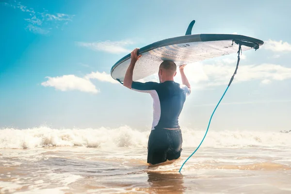Giovane Surfista Con Pensione Lunga Sulla Testa Mare Fare Pratica — Foto Stock