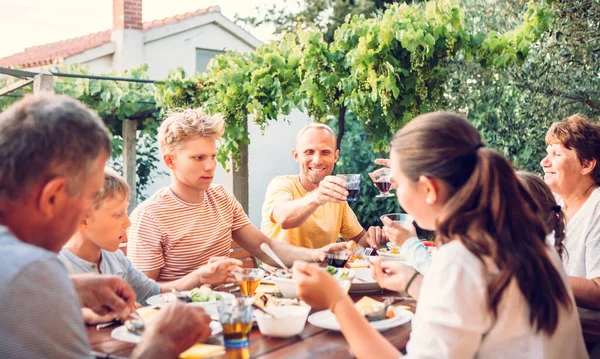 Velká Rodina Večeři Čerstvém Vzduchu Letní Zahradě — Stock fotografie