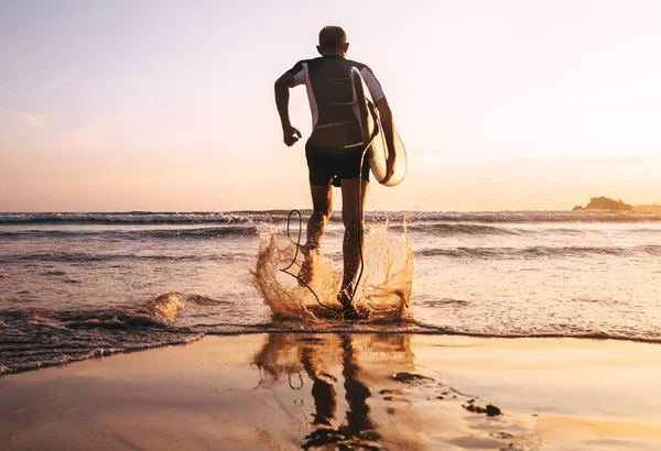 Surfista Com Prancha Corre Para Ondas Oceano — Fotografia de Stock