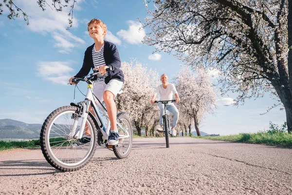 Far Och Son Har Rolig Aktiv Fritid Tillsammans Cykla Landsvägen — Stockfoto