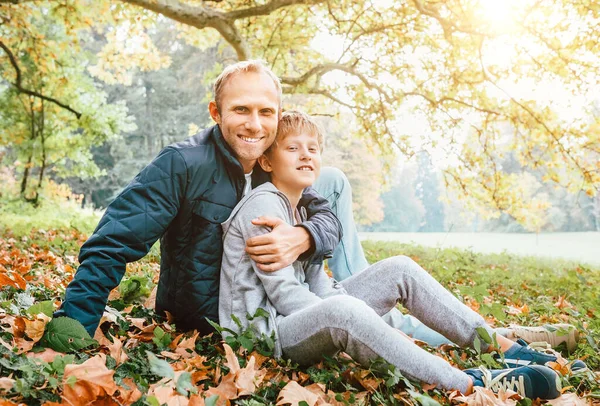 Fader Och Son Höstporträtt — Stockfoto