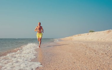 İnsan deniz sörfü hattında koşar. 