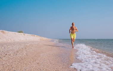 İnsan deniz sörfü hattında koşar. 