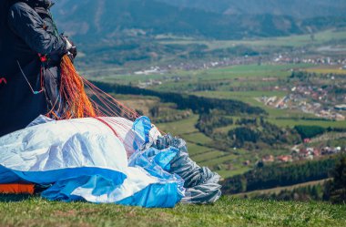 Paraglider, paraşütçüler el ele tutuşsun.
