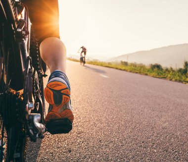 Gün batımında bisiklet pedalına bas - resmi kapat