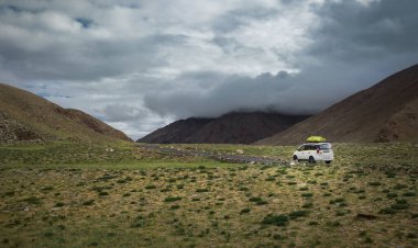 Dağ yolunda bir keşif aracı, Hint Himalaya