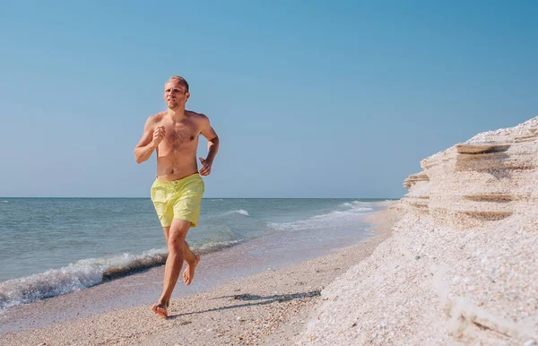 Uomo Corre Sulla Linea Surf Mare Piedi Nudi — Foto Stock