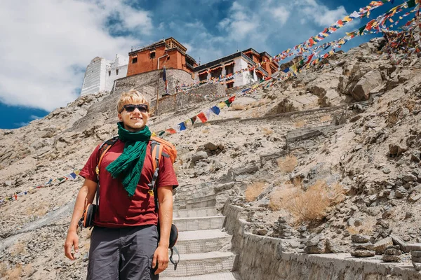 Молодий Чоловік Біля Тибетського Монастиря Tsemo Gompa Лех Північна Індія — стокове фото